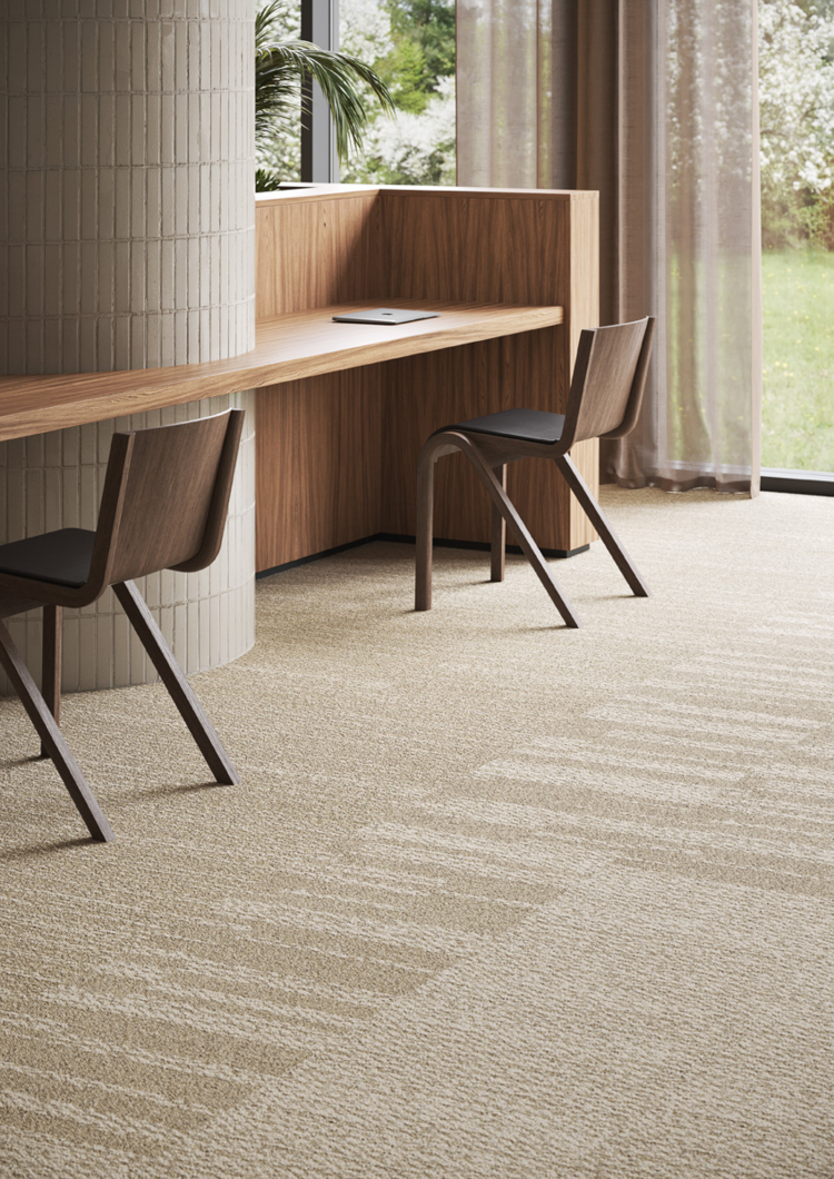 teppefliser i ulike mønstre i beige med stol og bord