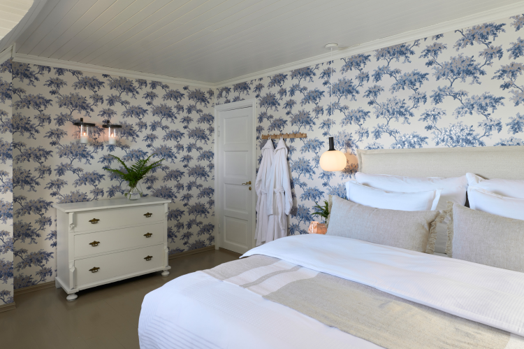 soverom med stormønstret, blått tapet 