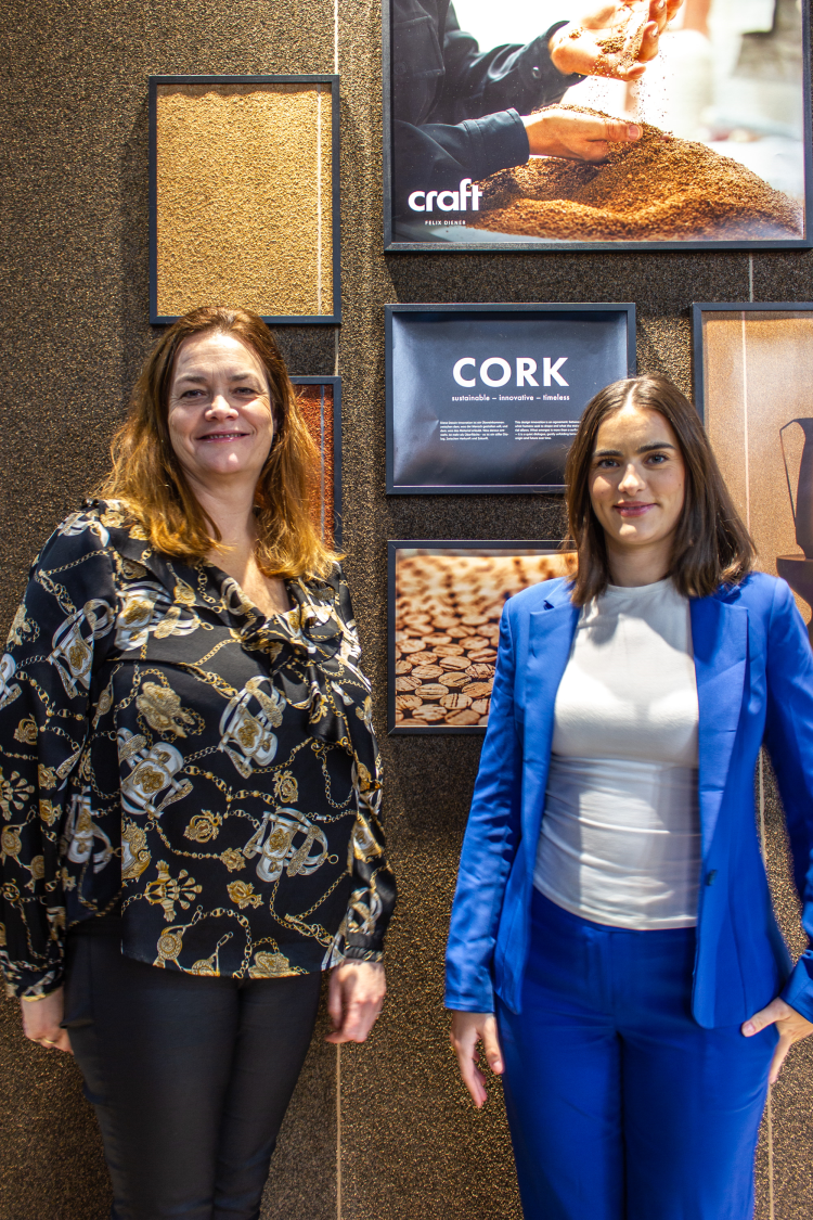 to damer foran korktapet