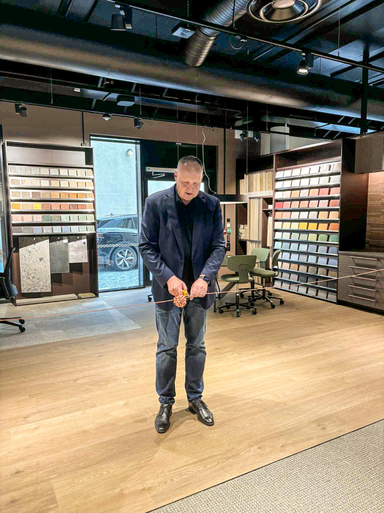 mann klipper snor og åpner showroom