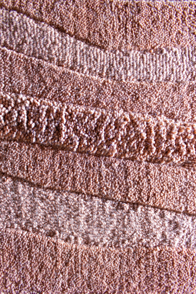 tett på et teppe i rosa farger med teppeluv i ulike høyder