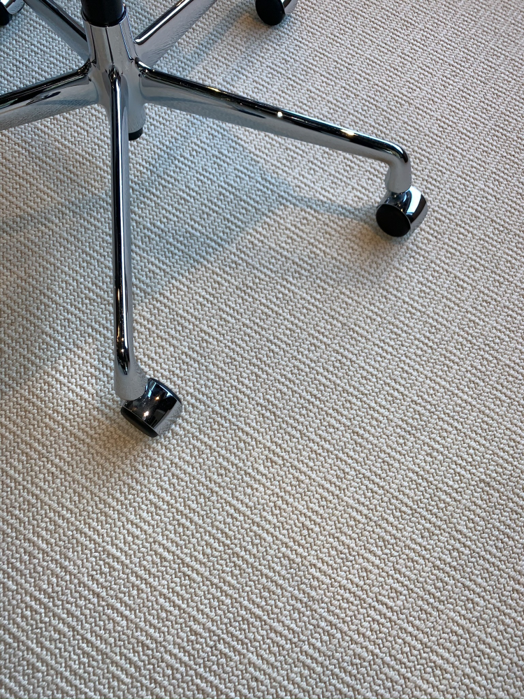 kontorstol underrede med hjul på et teppegulv