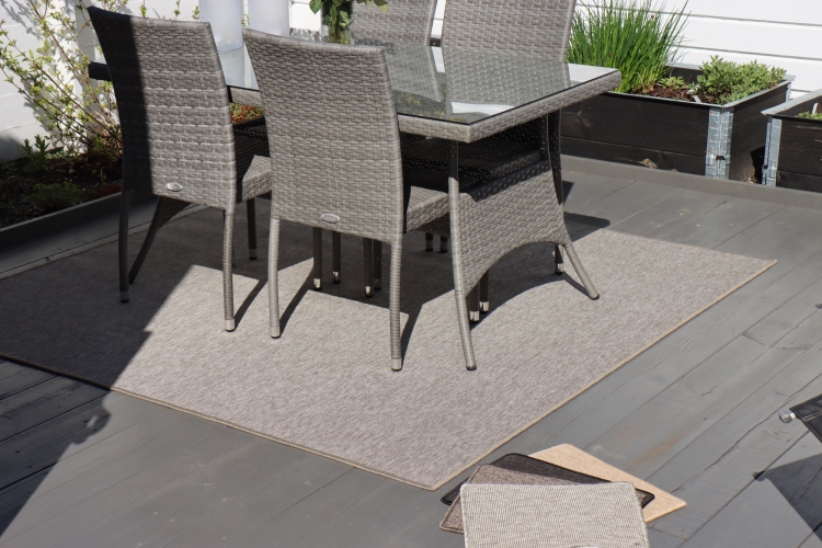 Spiseplass med teppe på terrasse 