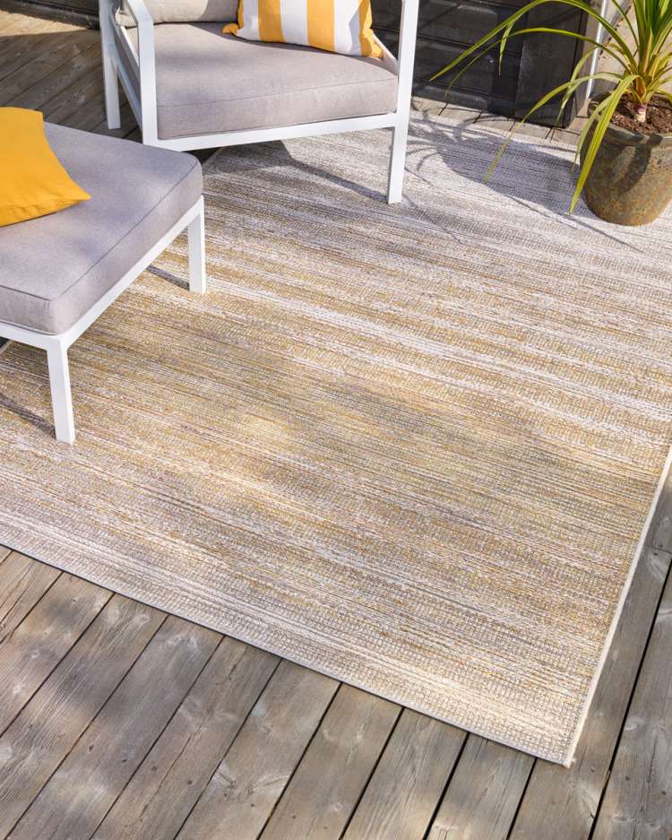 Lyst teppe på terrasse