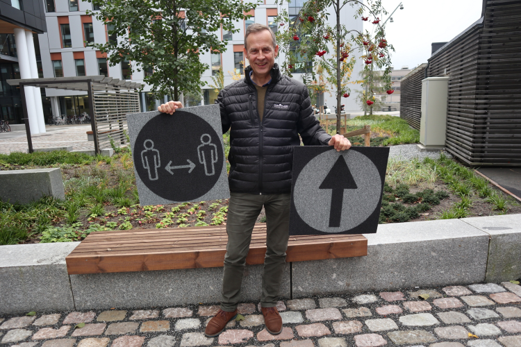 Henrik Finne viser teppefliser