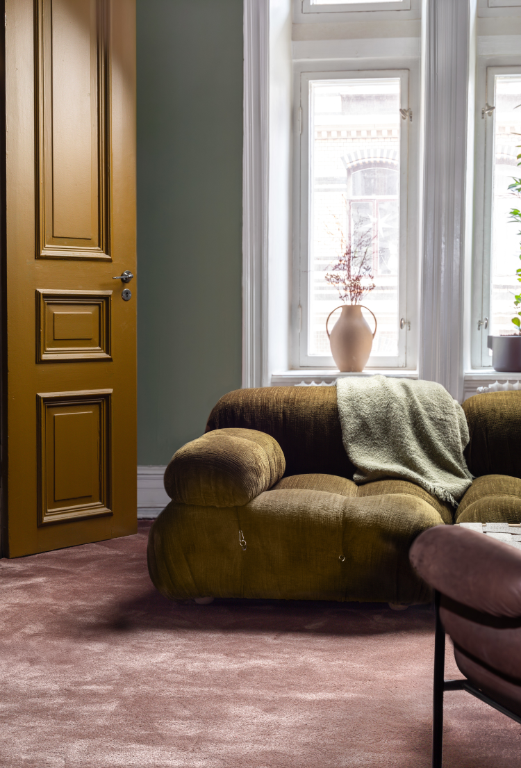 rosa teppe gul sofa dør