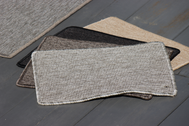 Prøver på tepper til utebruk