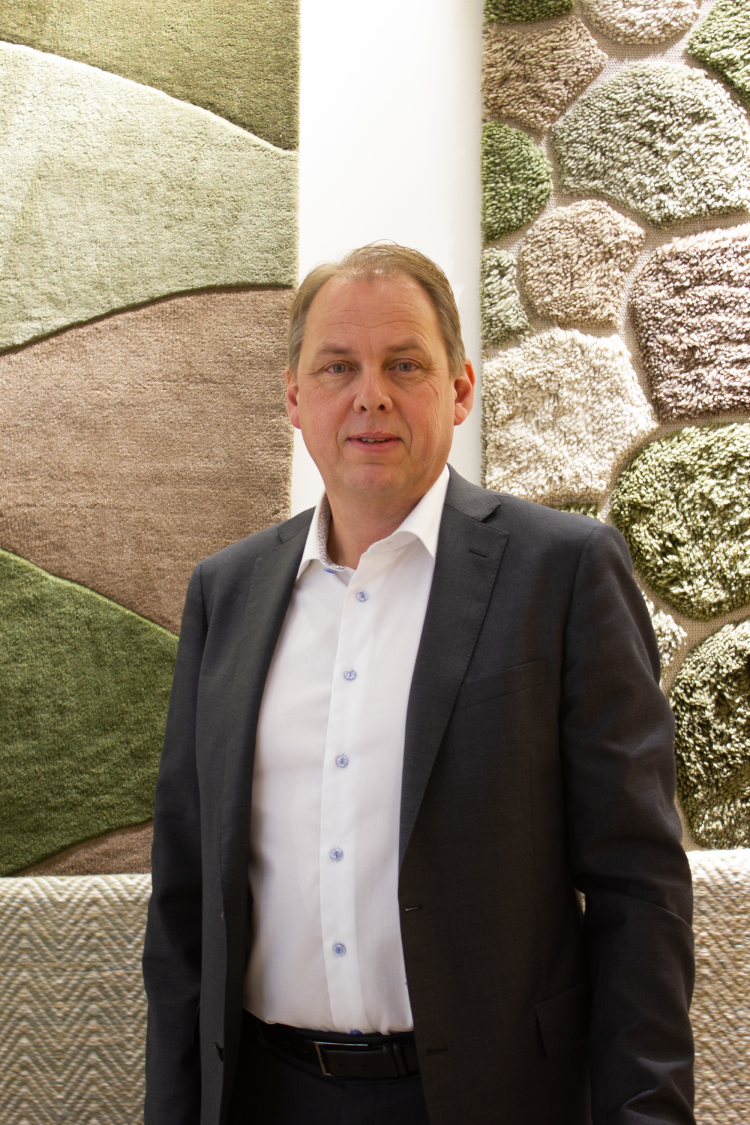 mann i blå dress forat grønne tepper