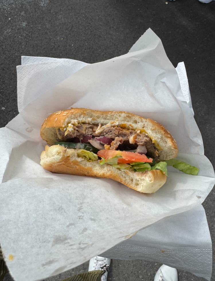 Burger servert under Flügger on tour