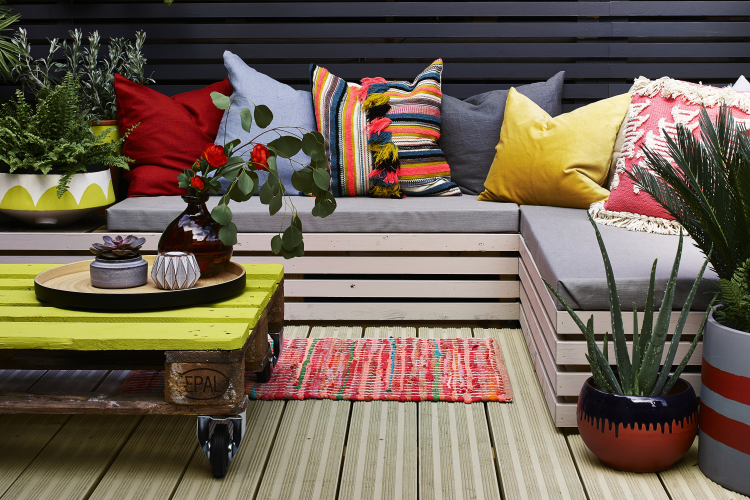 terrasse med møbler i fine farger