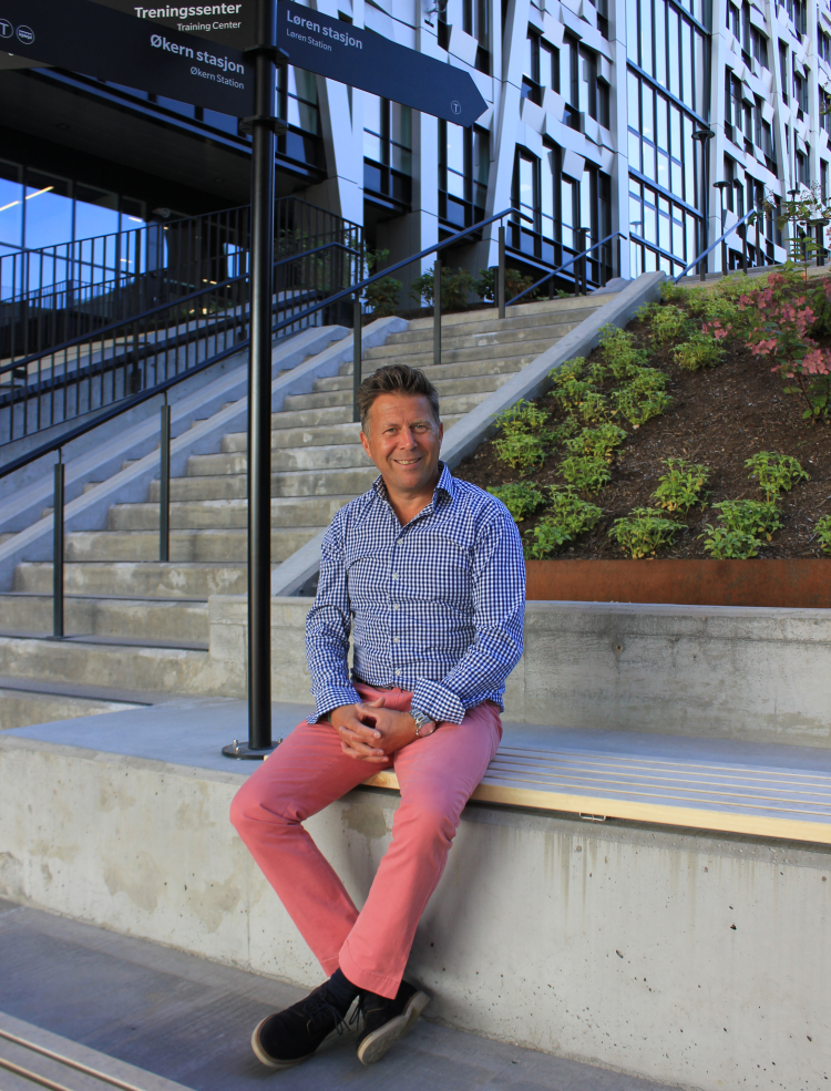 Thomas Aar fra Tarkett foran Økern Portal i Oslo