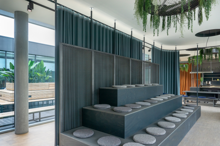 Kontorlokaler med tekstiler som skaper soner