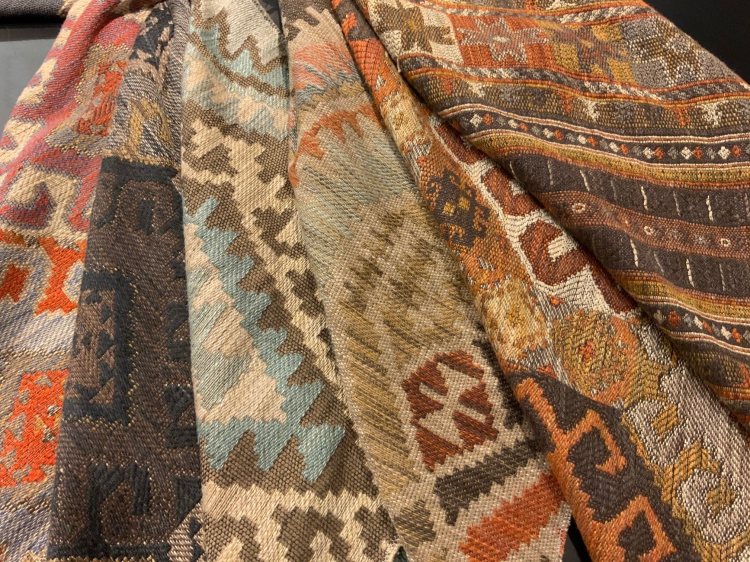Tekstiler med kelim-mønster