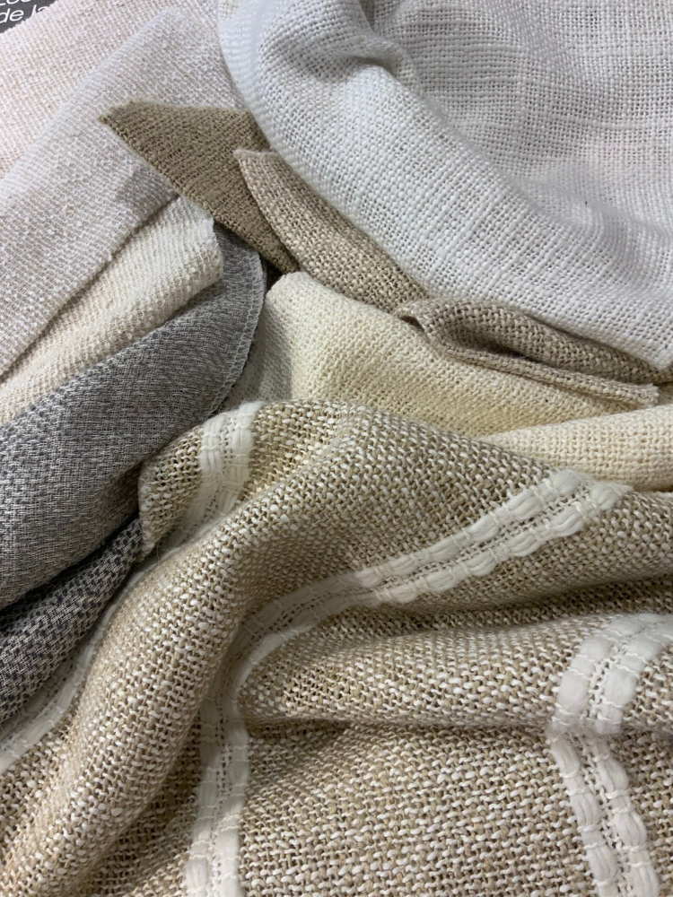 Prøver av grov-vevet lin i natutfarger