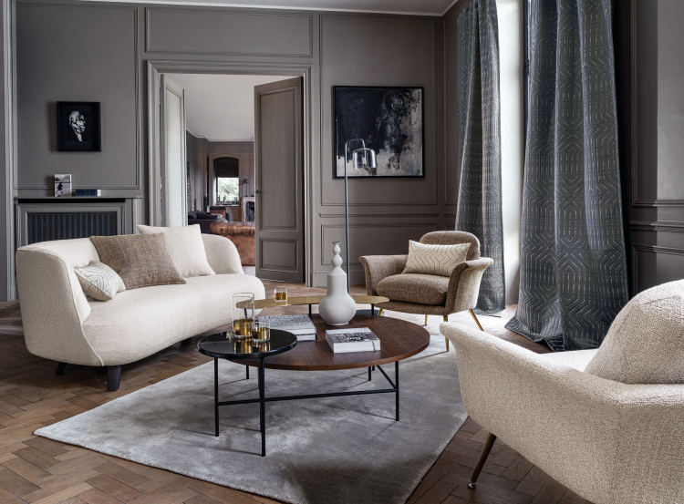 Stue med lange gardiner