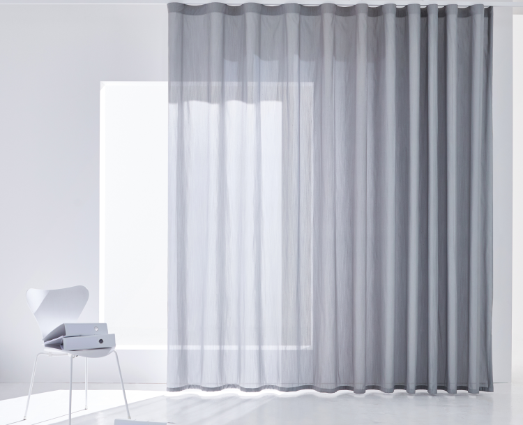 Lette gardiner som skjermer for sol og innsyn.