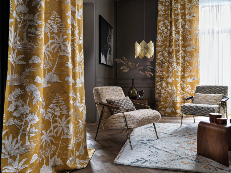 Stue med to lag gardiner