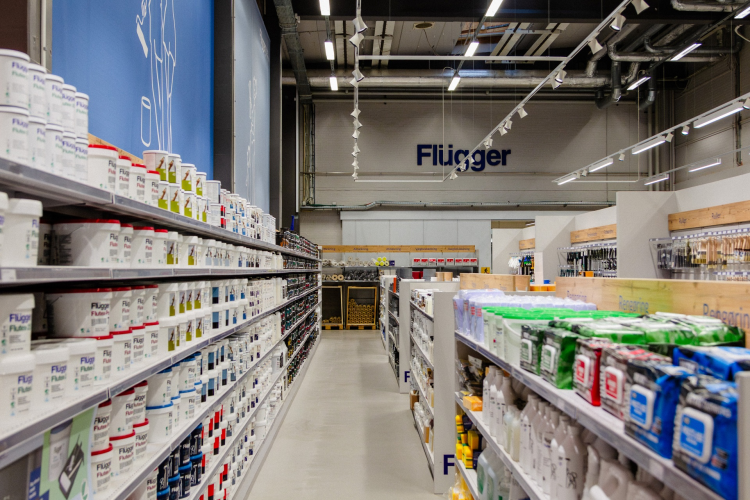 Bilde av en butikk med Flüggerprodukter på rioler. 