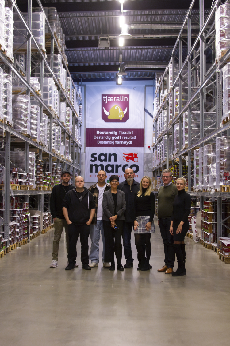 ansatte på tjæralin på deres lager