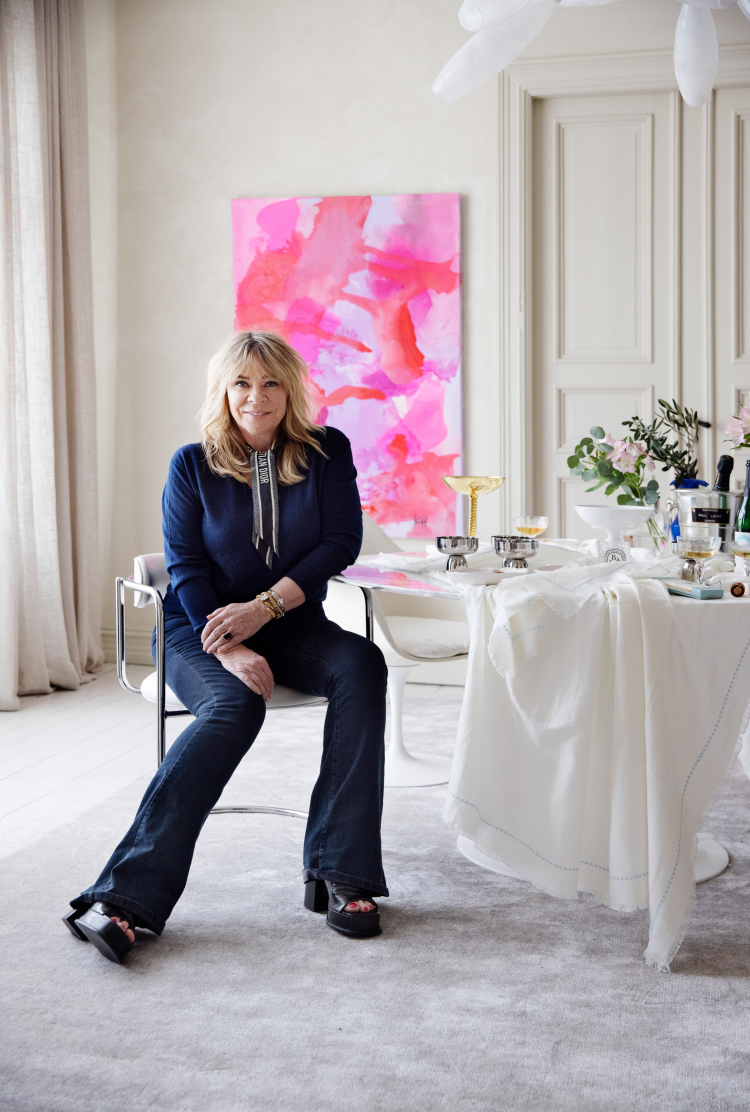 dame med rosa i bakgrunnene