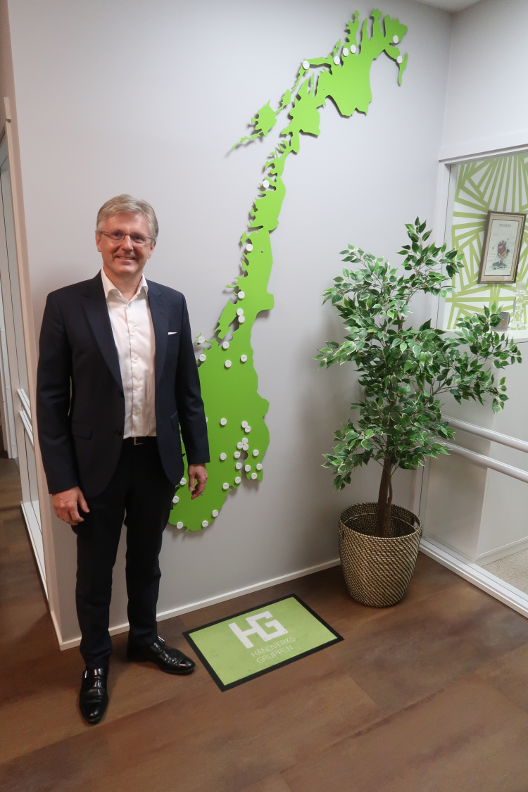 Tonye Støkkebo foran et kart over Norge