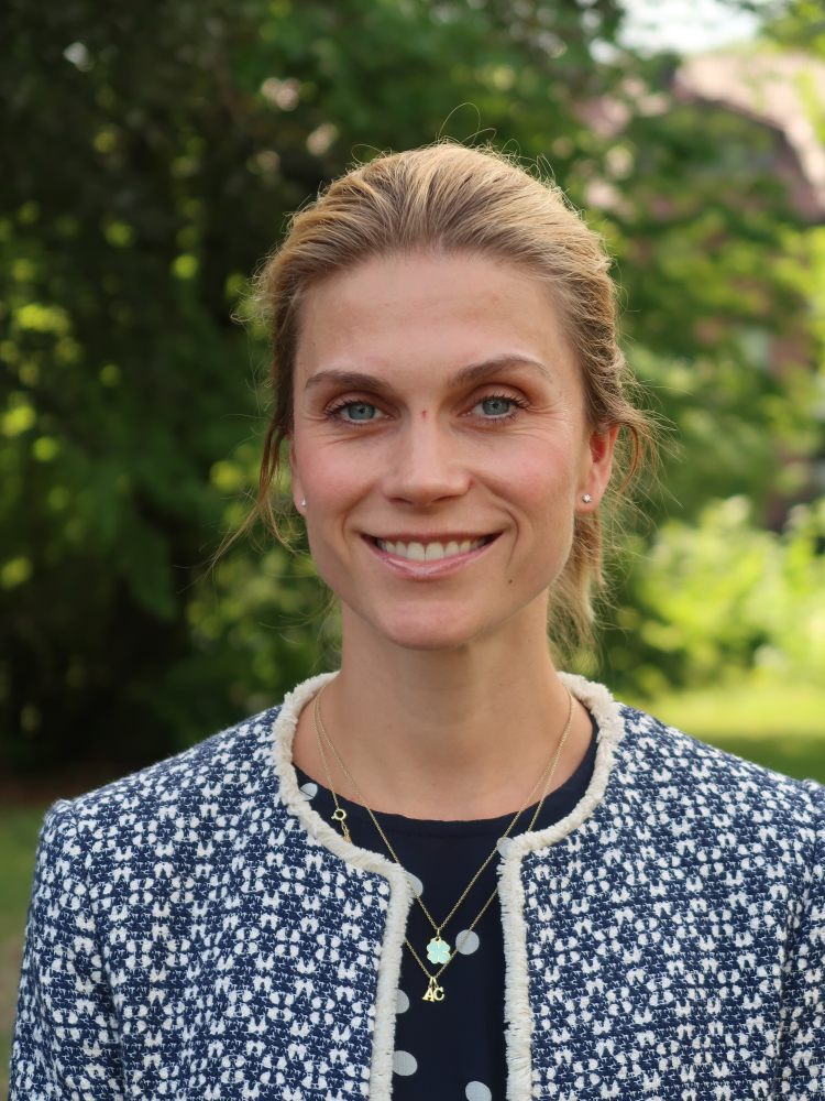 portrettfoto av smilende ung kvinne i hagemiljø