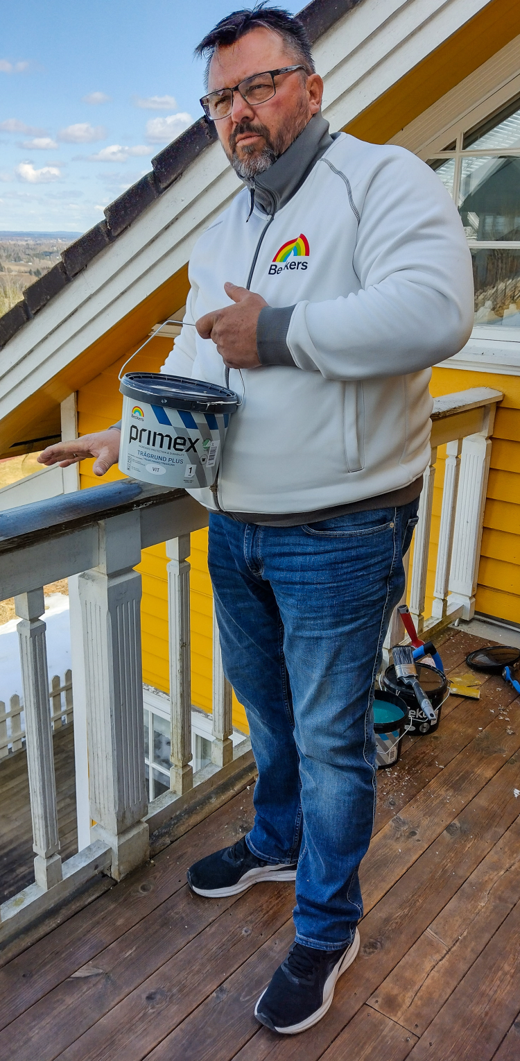 mann ved balkongrekke