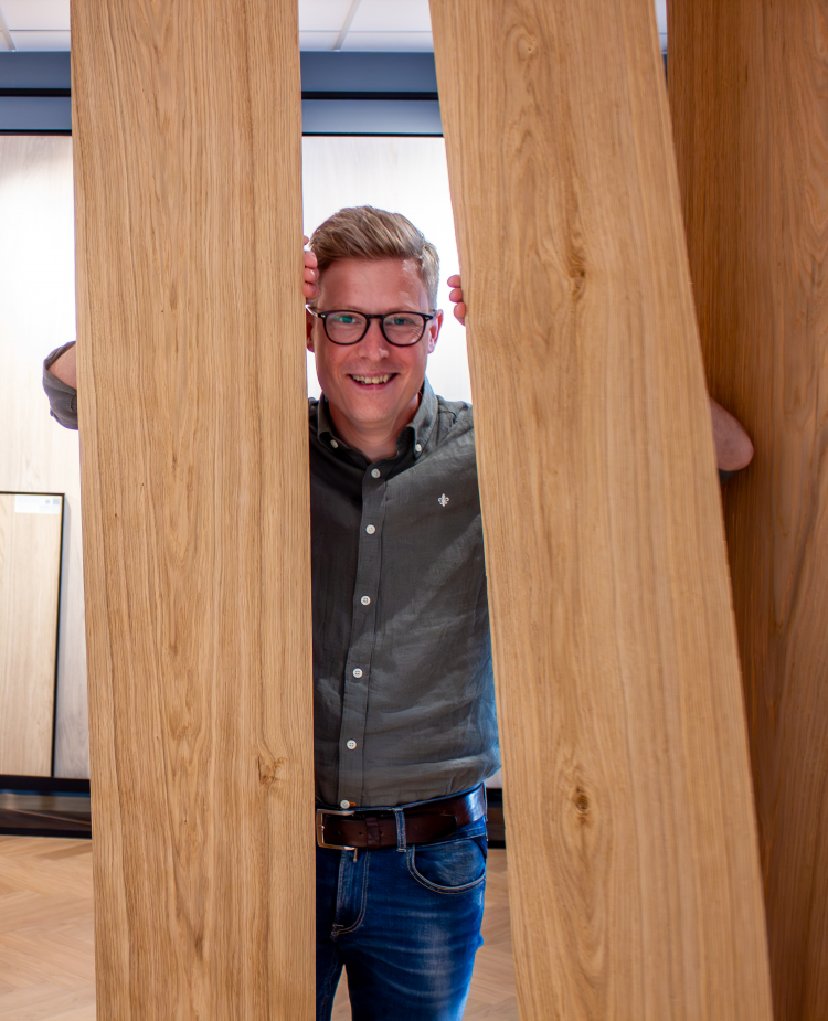 mann kikker frem bak trefiner