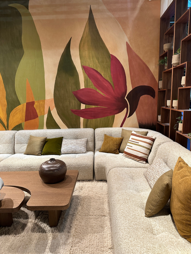 hvit sofa stort veggmaleri