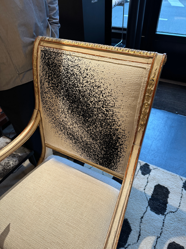 stol hvit sorte flekker