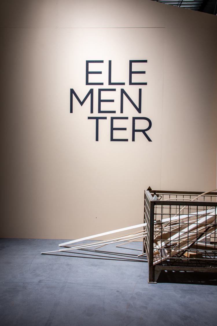 beige vegg med returavfallskurv foran