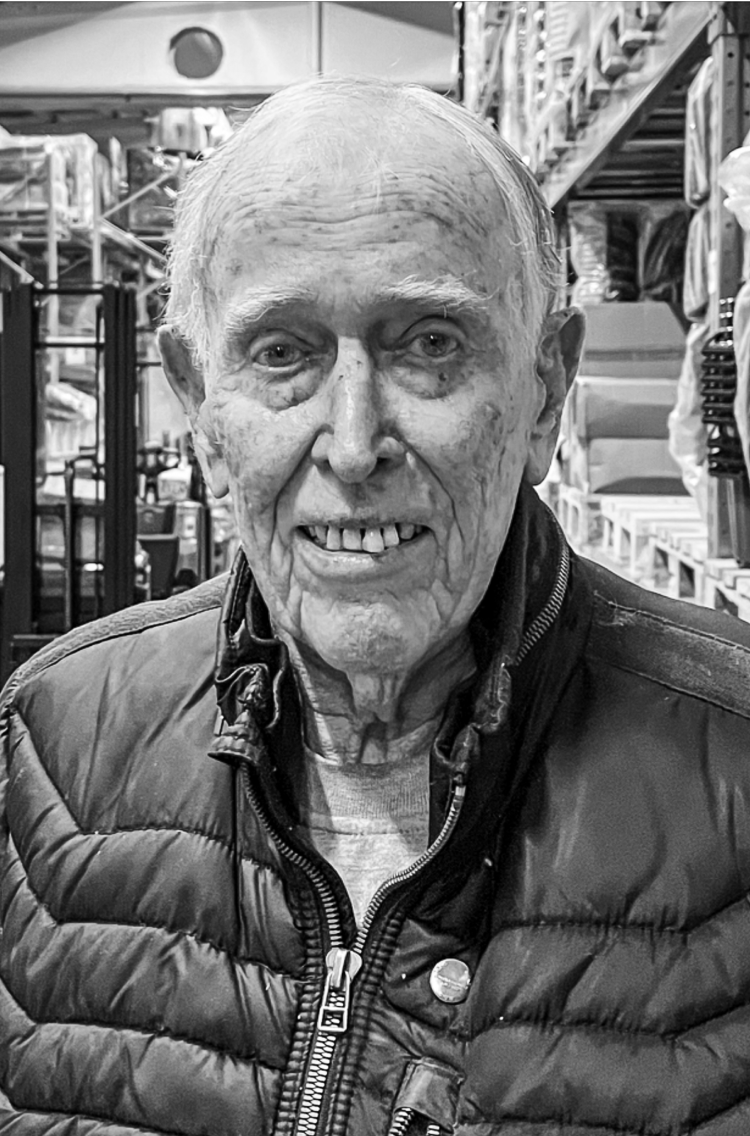 Eldre mann i boblejakke, portrettfoto i sorthvitt