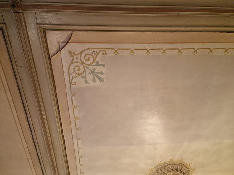 Skadet veggdekor i Sponvika i Halden.