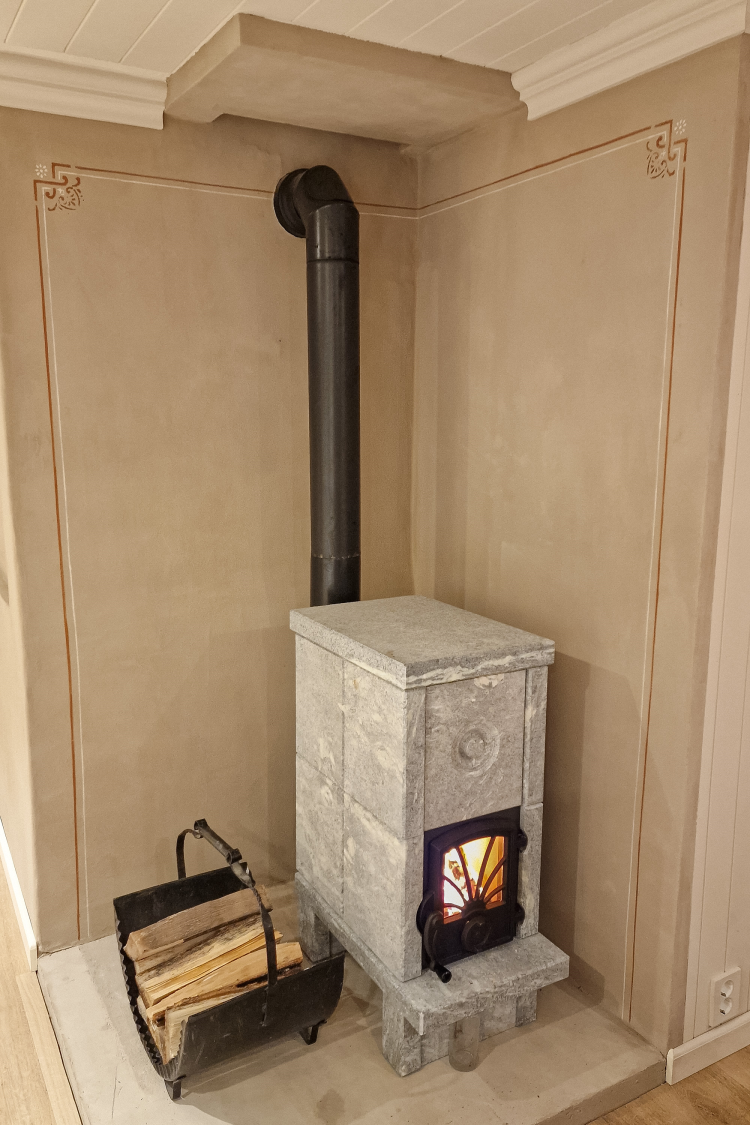 Sjablongmalt vegg bak paisen