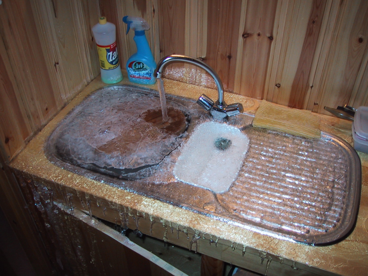 vannlekkasje i vask som har fryst