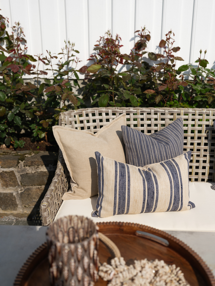 utemiljø med rottingsofa med puter i