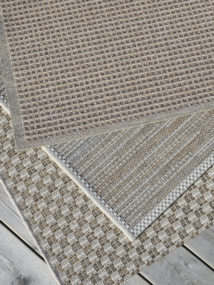 flere beige tepper lagt på hverandre 