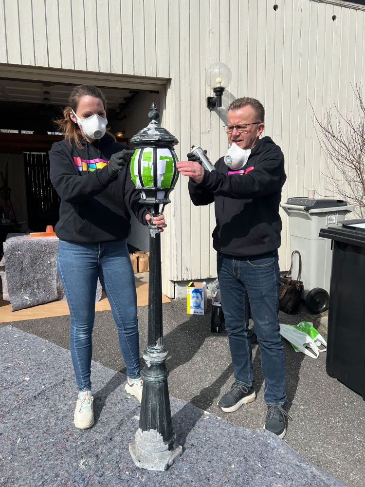 Male utelampe med spraymaling, Vanessa Marthinsen Wettergreen og Øyvind Lunde.