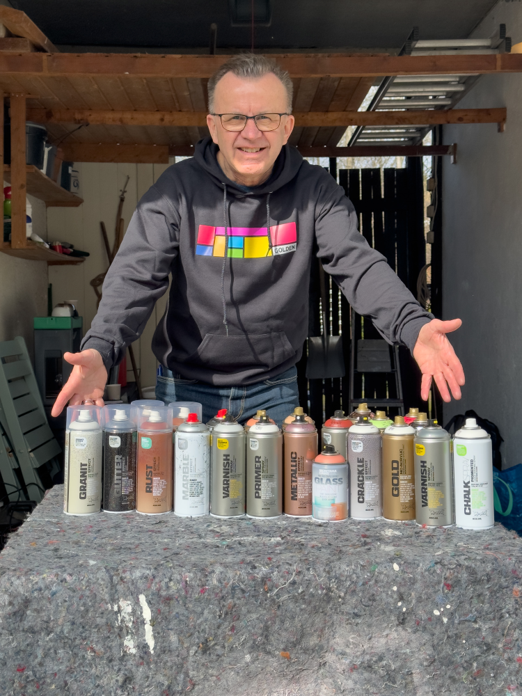 Øyvind Lunde viser frem utvalg av spraymaling
