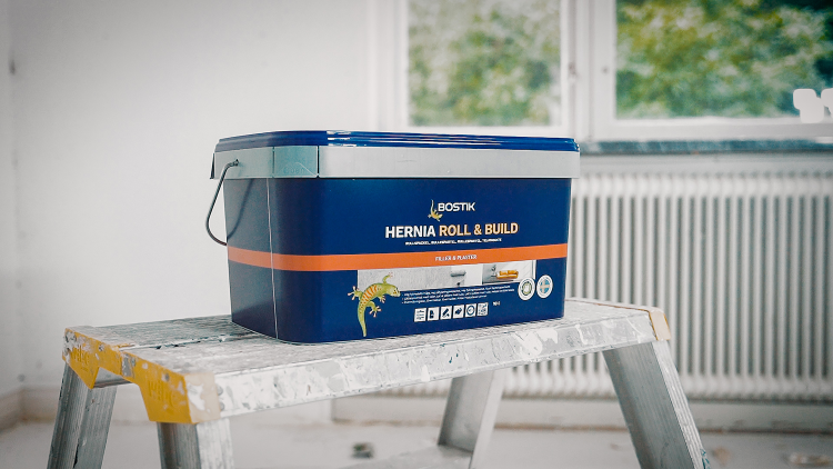 blått spann med rullsparkel på en håndverkskrakk