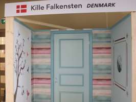 VAKKERT: Motivet til danske Kile Falkensten bar  preg av vakre detaljer og farger. Ser du nøye etter, kan du se at alle fjærene på vingene til de fem  fuglene former et flagg, et for hvert av de nordiske landene.