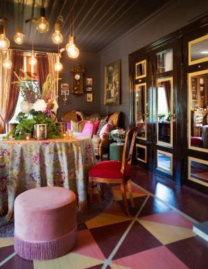 Moderne og historiske møbler i stuen på Villa Åmot<br />Foto: Ulf Rugumayo Amundsen