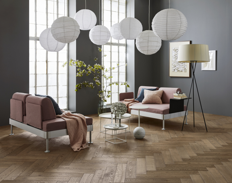 interiør mange lamper sofa