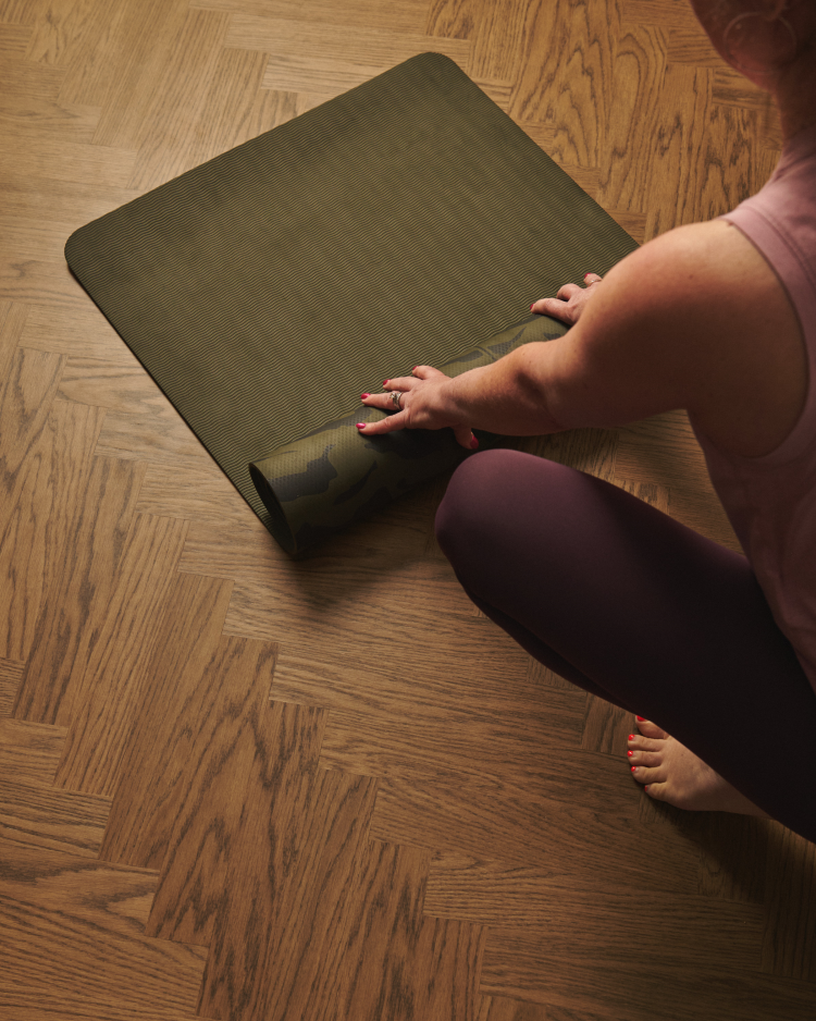 dame yogamatte gulv
