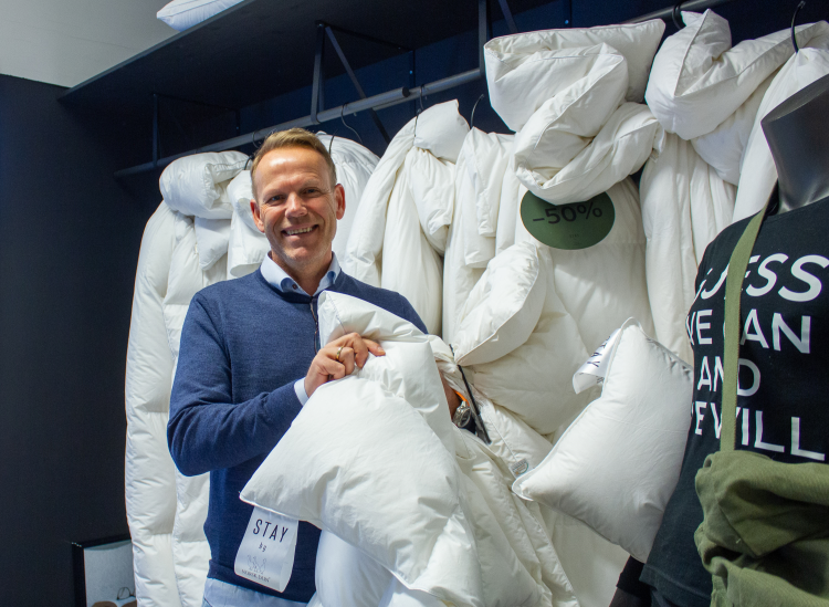 mann i blå klær ved dyner