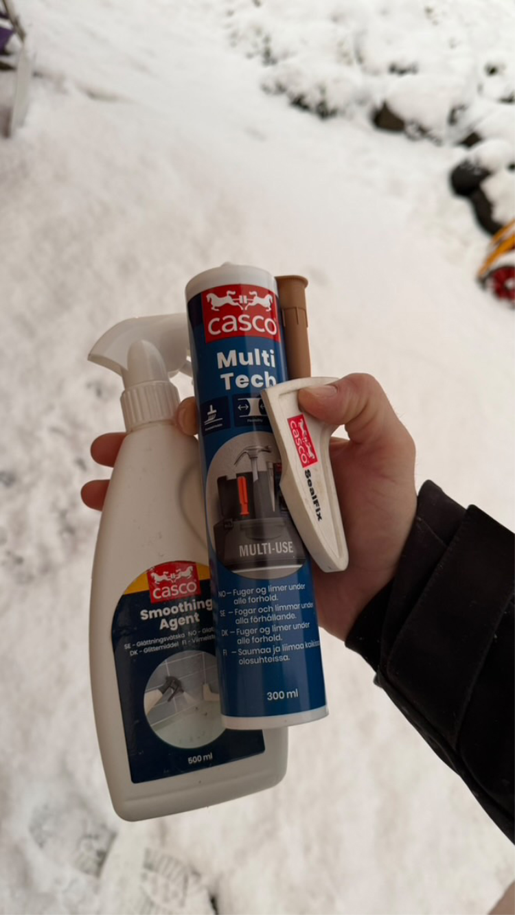 hånd holder frem en patron Casco MultiTech og glattevæske