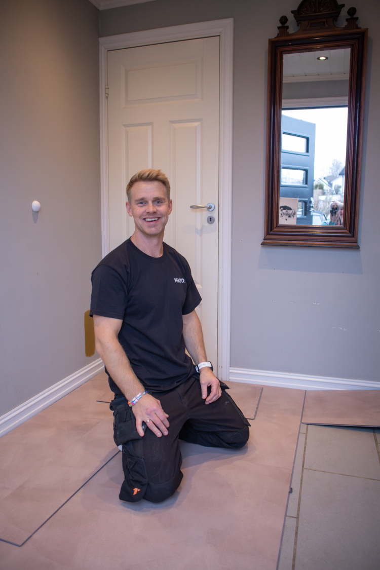 Eirik Skoglund fra Pergo sitter i gang med vinylfliser fra Pergo.