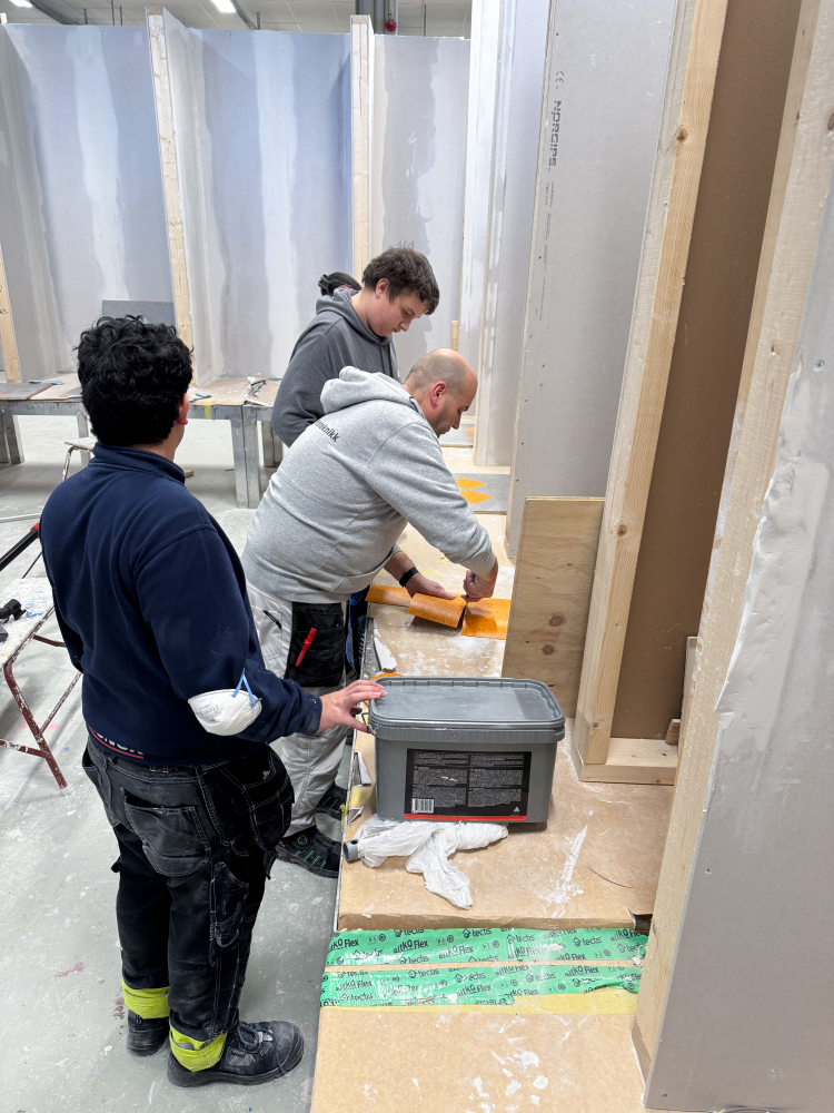 Rolf Frydenberg viser elever hvordan man måler og skjærer vinyl.