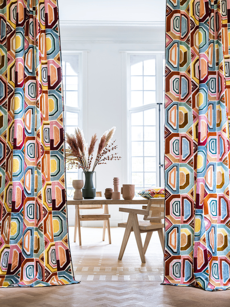 mønstrete gardiner møbler