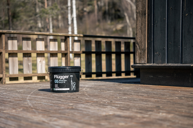 sort malingspann på treterrasse 